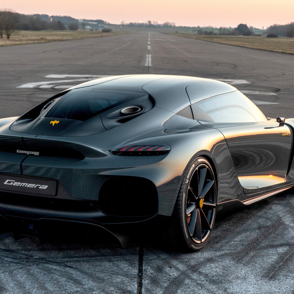 Автомобиль Koenigsegg Gemera 2020 года на трассе