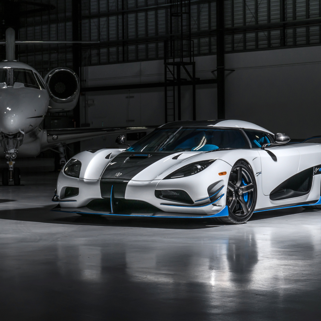 Спортивный автомобиль Koenigsegg Agera RS1 в ангаре