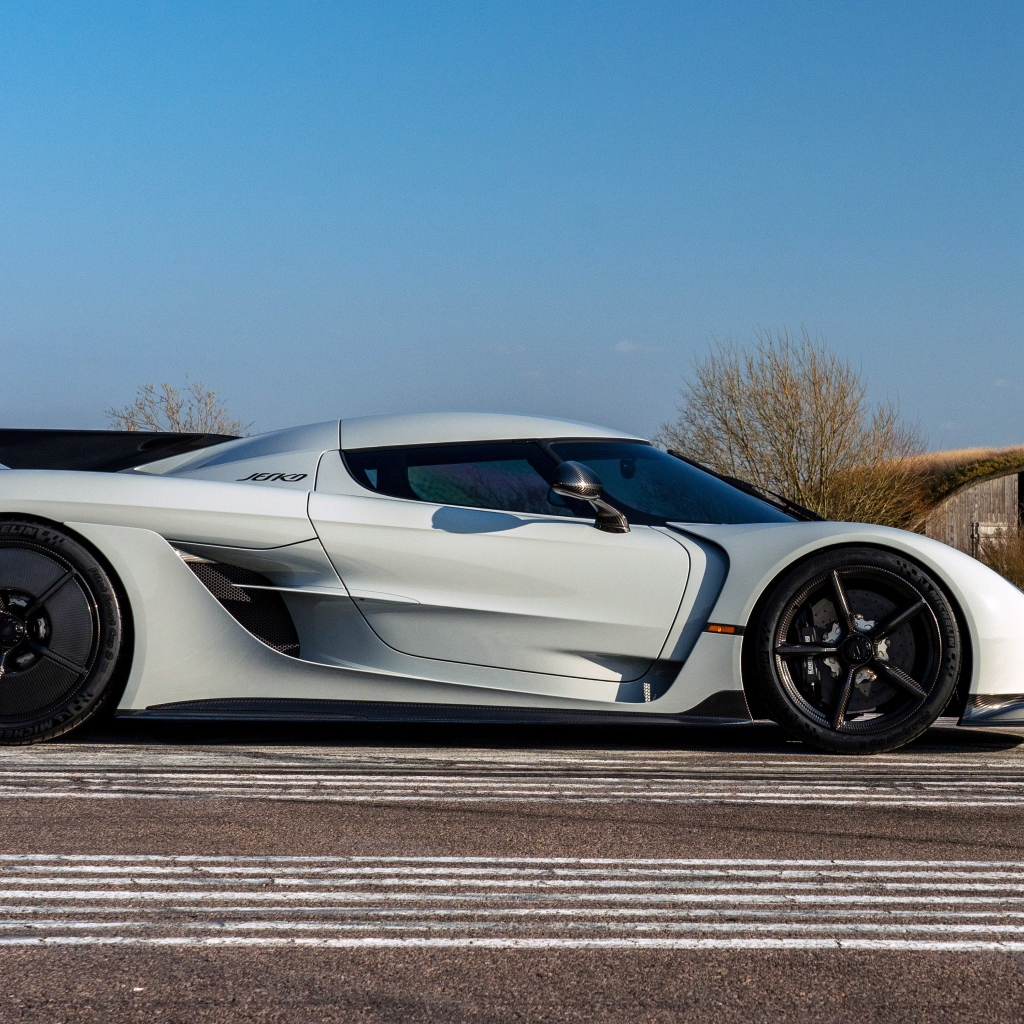 Белый автомобиль Koenigsegg Jesko Absolut 2020 года вид сбоку