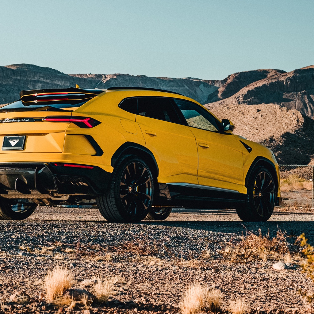 Желтый автомобиль Lamborghini Urus 2019 года в горах 