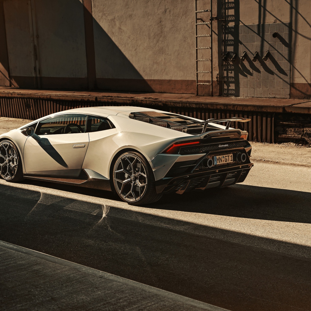 Автомобиль  Lamborghini Huracan EVO 2020 года в лучах солнца 