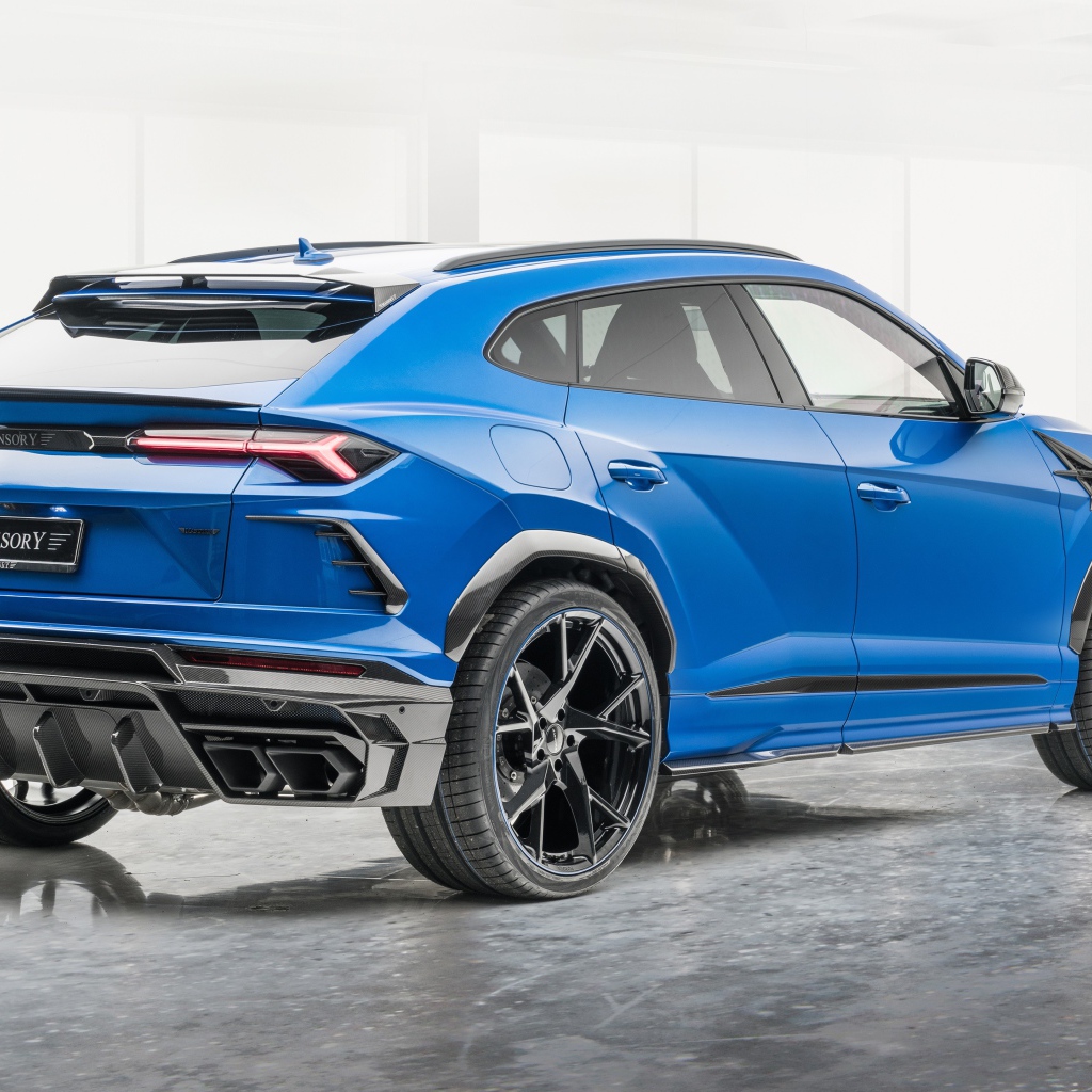 Автомобиль Lamborghini Urus 2020 года вид сзади