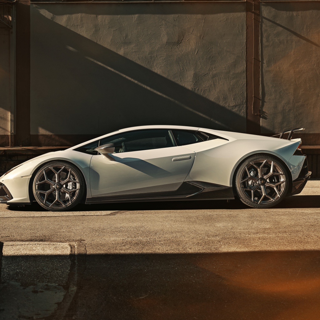 Белый автомобиль  Lamborghini Huracan EVO 2020 года 