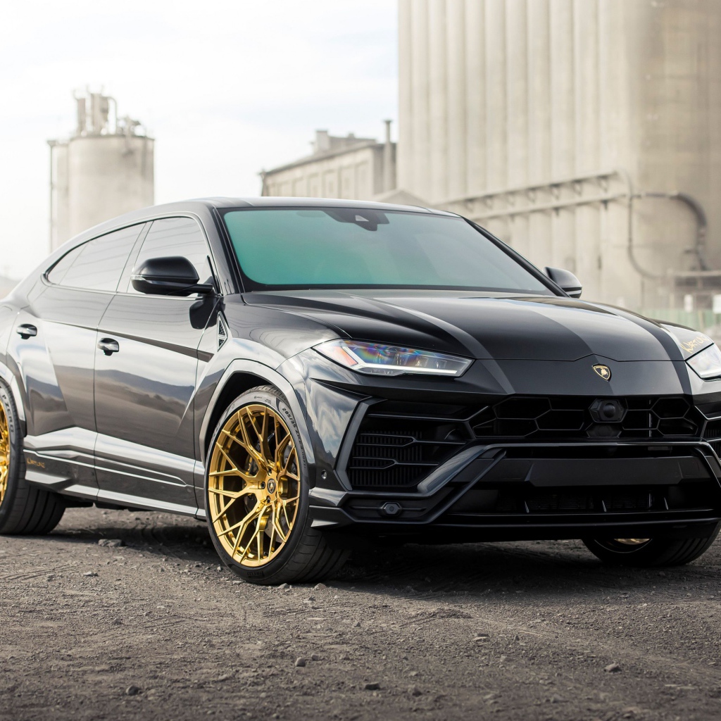 Черный внедорожник  Lamborghini Urus 2020 года на фоне завода