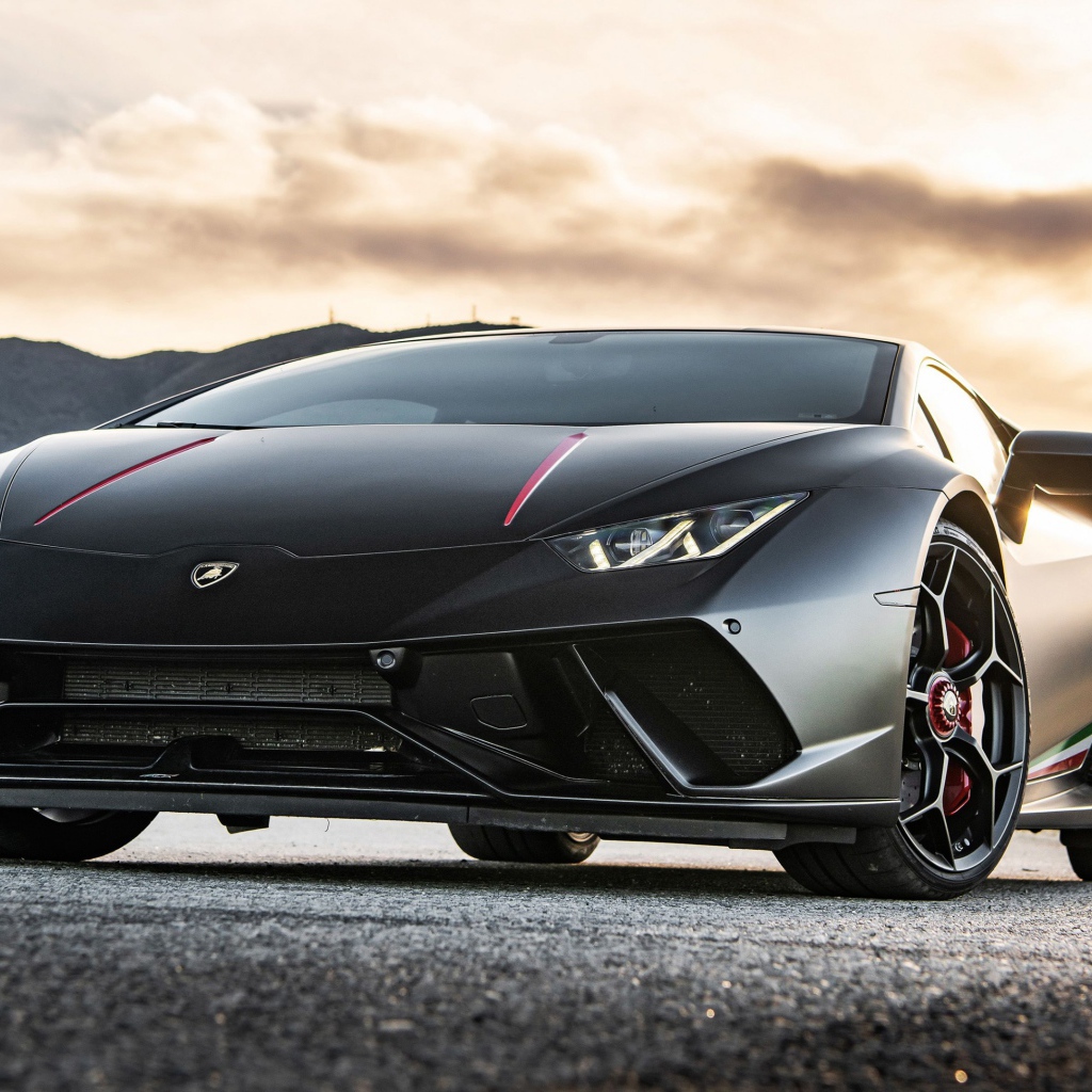Черный спортивный Lamborghini Huracan Performante 2020 года на асфальте