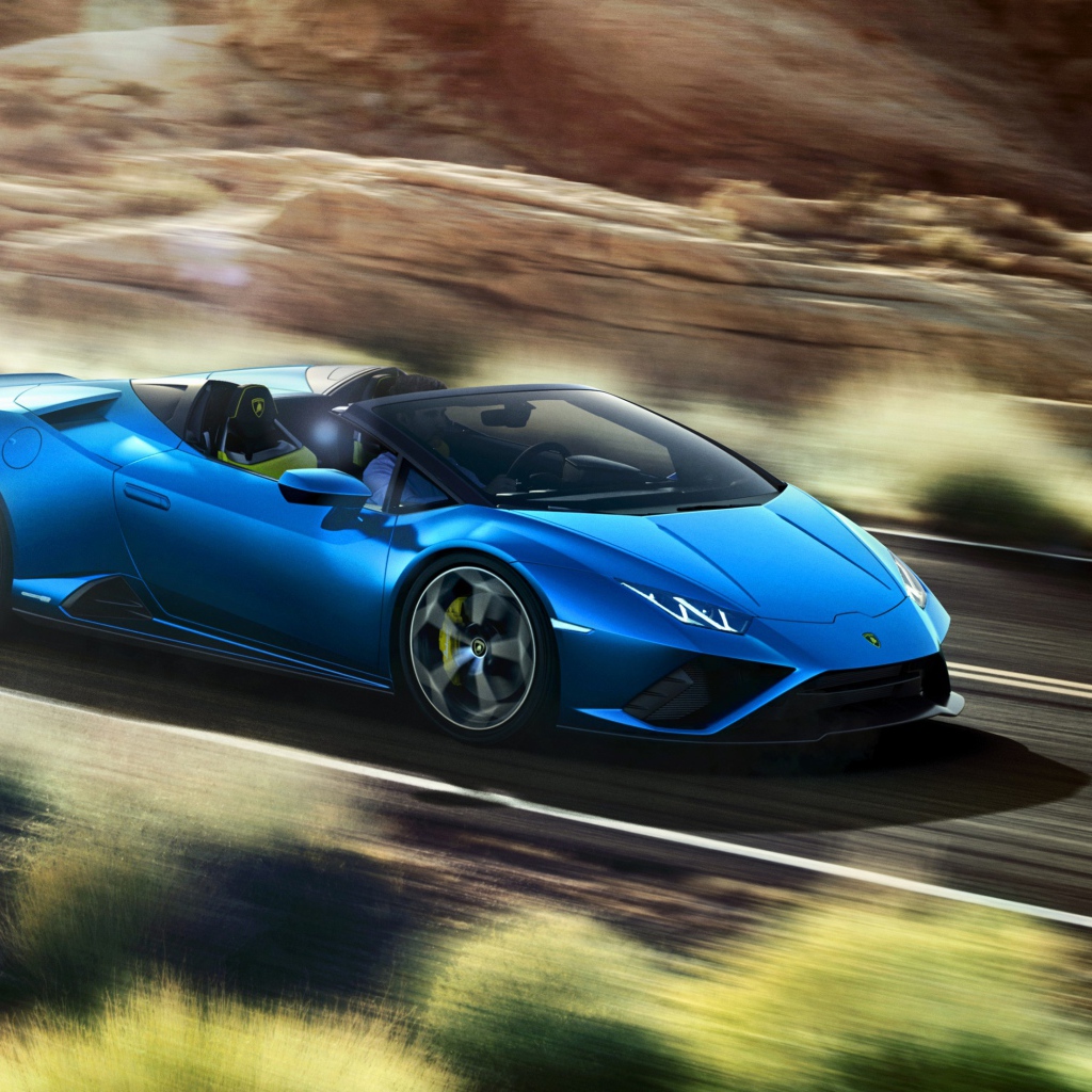 Синий автомобиль Lamborghini Huracan EVO RWD Spyder 2020 года на скорости 