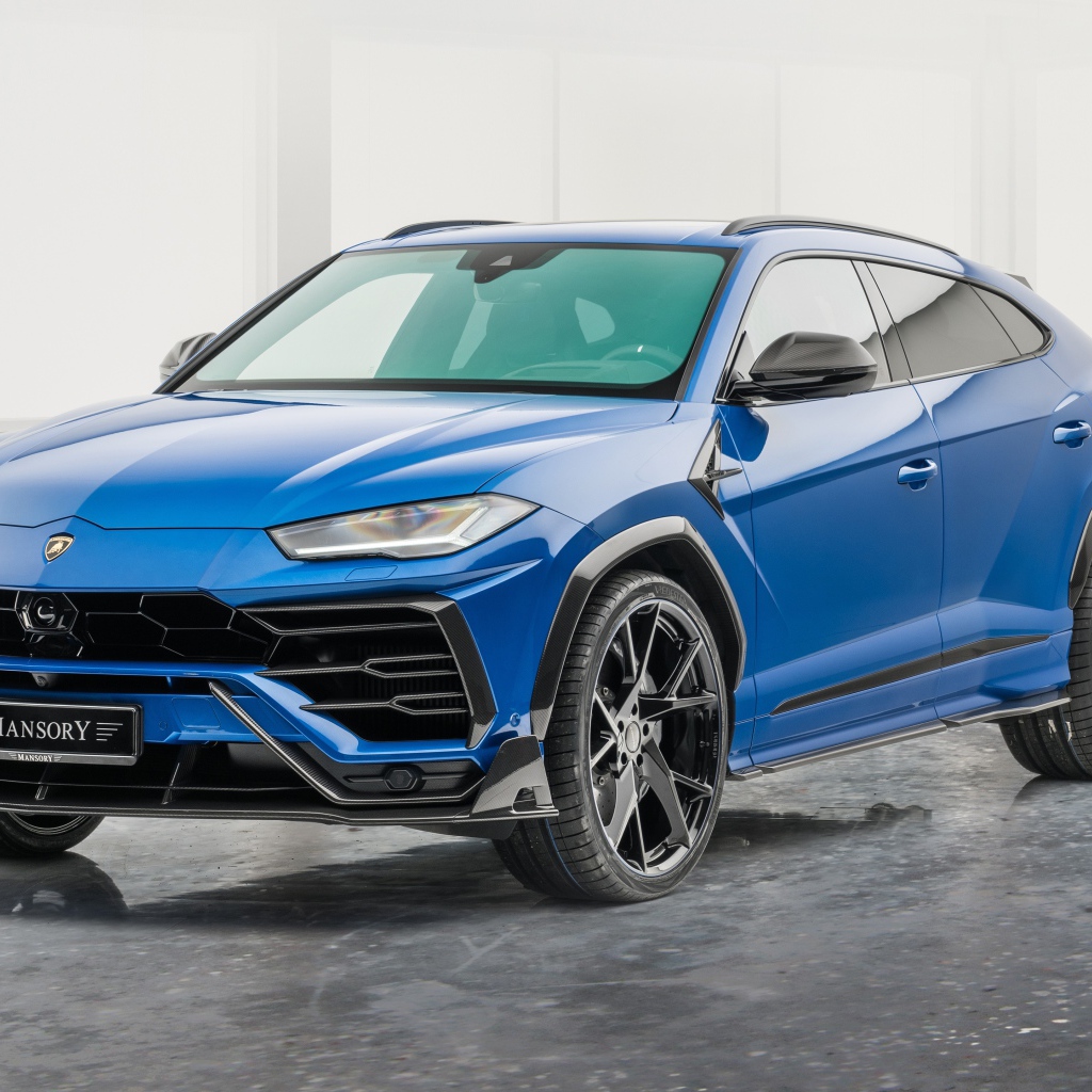 Синий автомобиль  Lamborghini Urus 2020 года в гараже