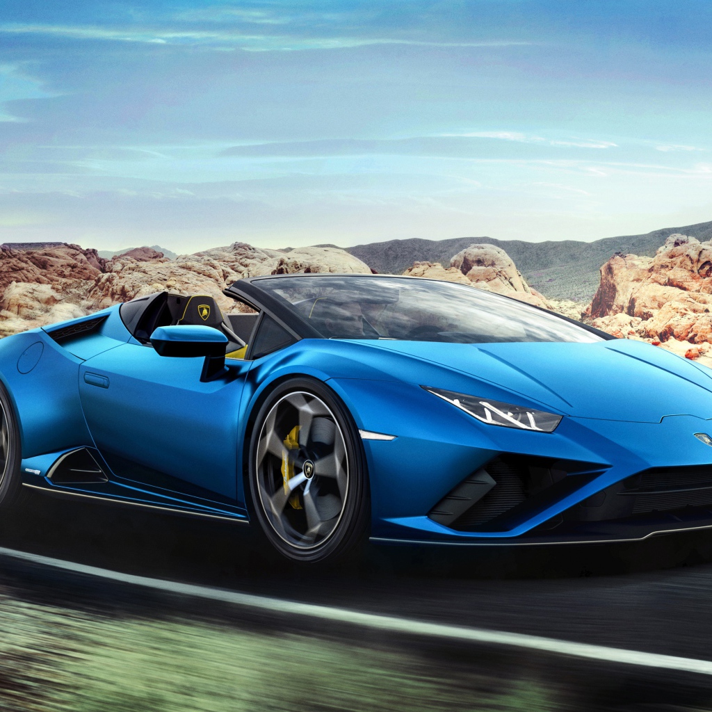Синий быстрый автомобиль Lamborghini Huracan EVO RWD Spyder 2020 года на дороге 