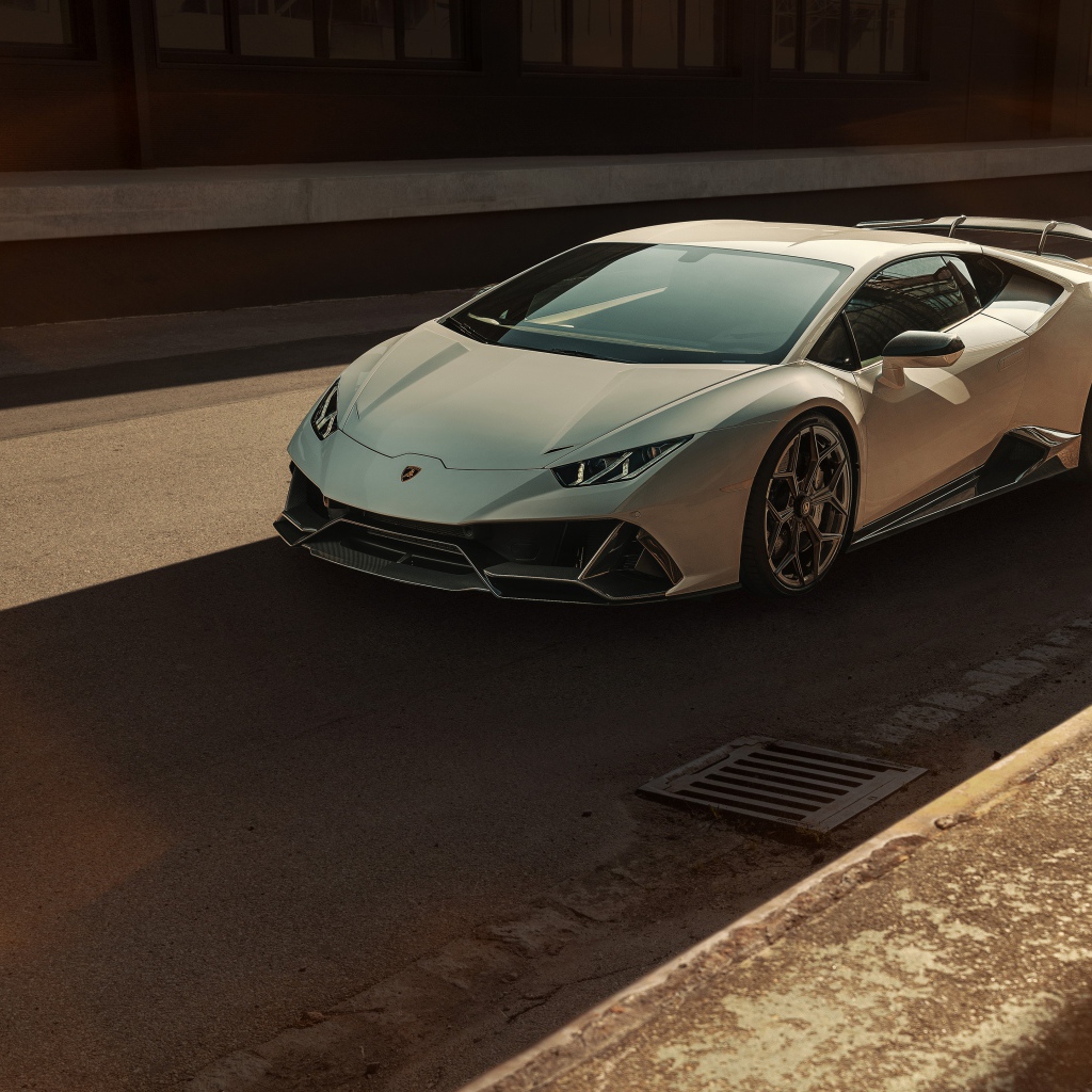 Серебристый автомобиль  Lamborghini Huracan EVO 2020  года на асфальте