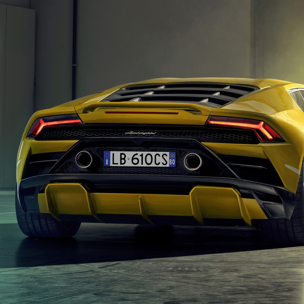 Желтый спортивный Lamborghini Huracan EVO RWD 2020 года вид сзади