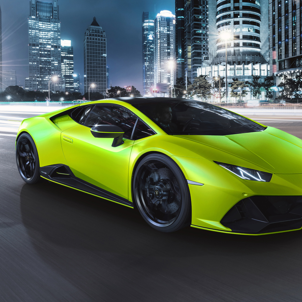 Быстрый автомобиль Lamborghini Huracán EVO 2021 года на ночной дороге