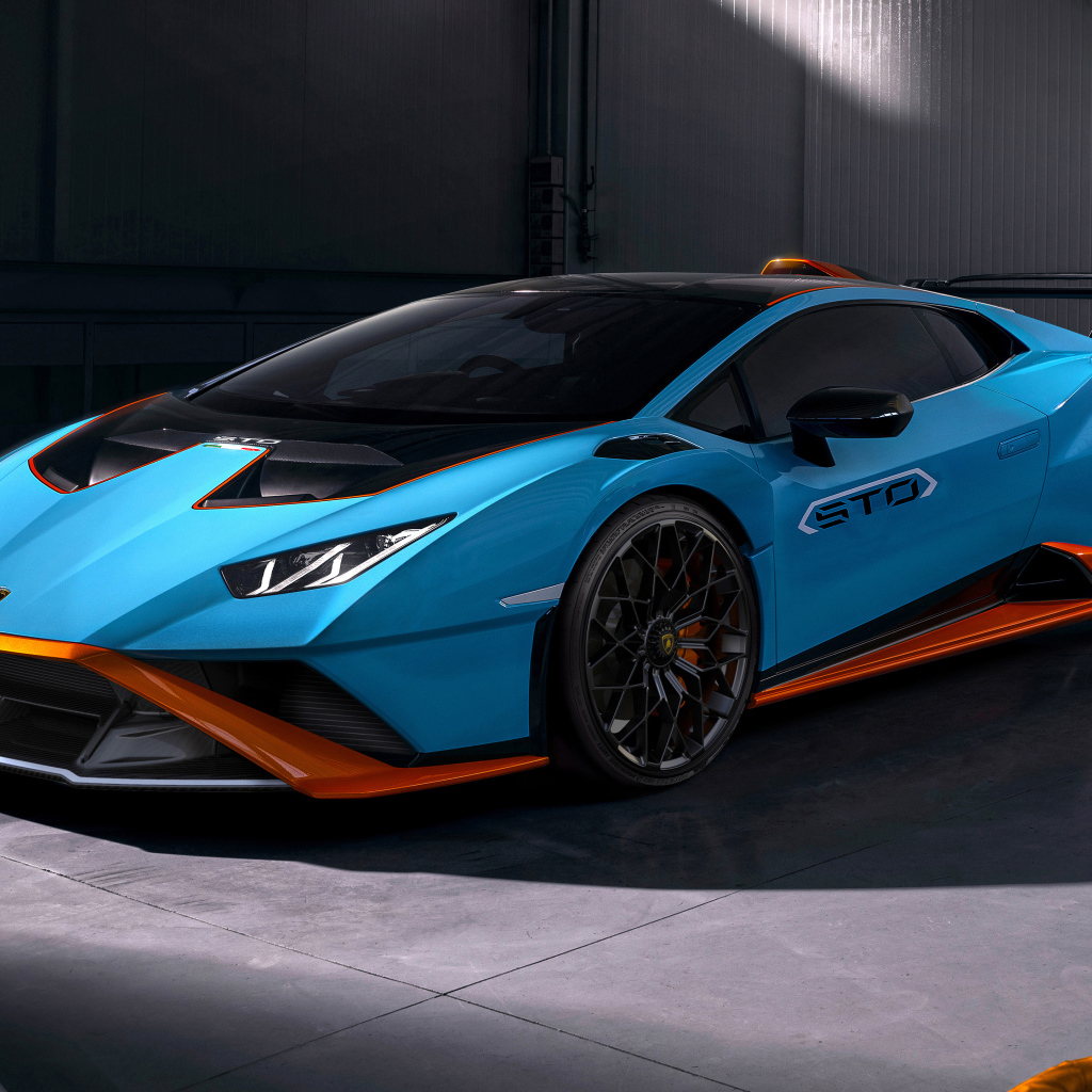Автомобиль Lamborghini Huracán STO 2021 года в гараже