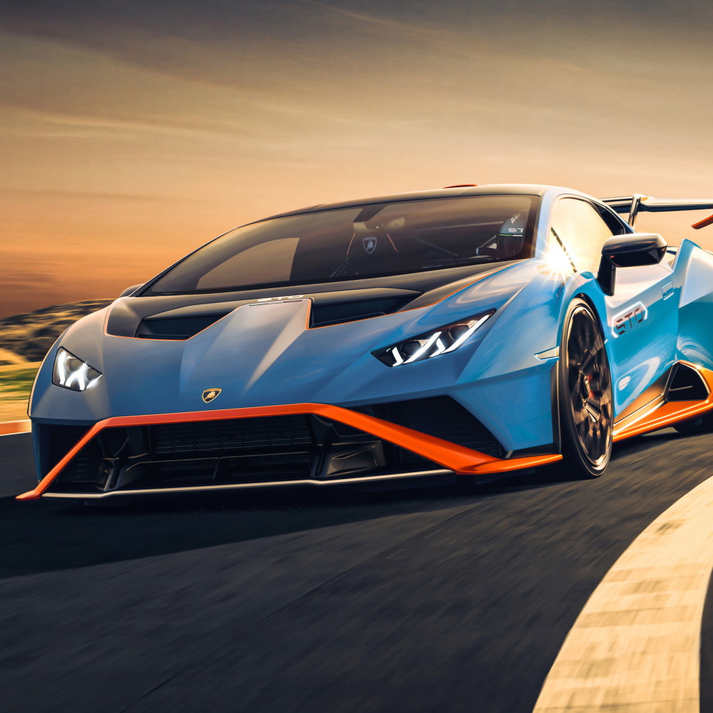 Автомобиль Lamborghini Huracán STO 2021 года на трассе