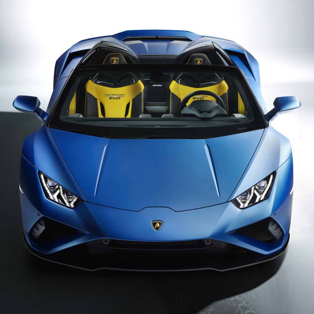 Синий автомобиль Lamborghini Huracan EVO RWD Spyder 2020 года на сером фоне 