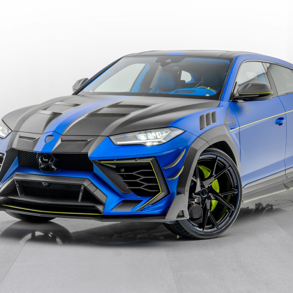 Автомобиль Mansory Lamborghini Urus Venatus 2020 года на сером фоне