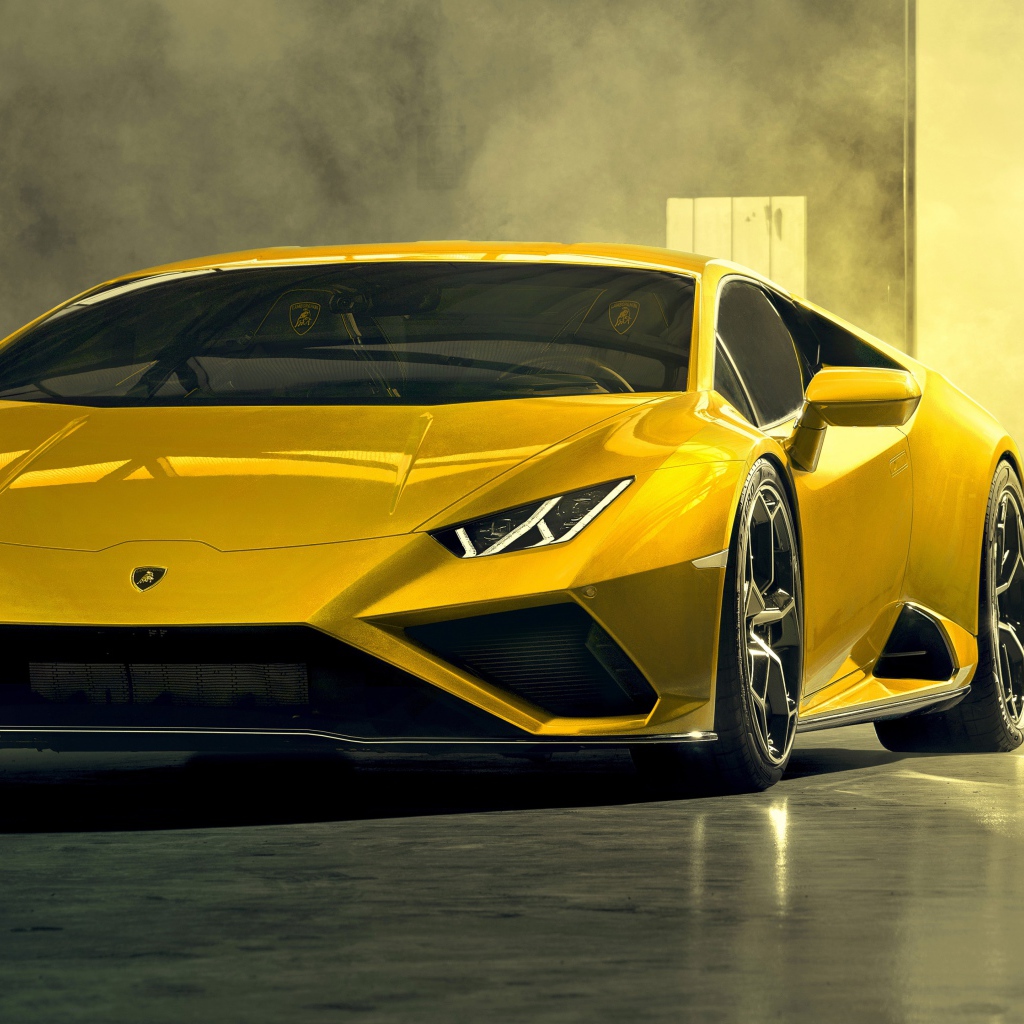 Заведенный автомобиль Lamborghini Huracan EVO RWD 2020 года в гараже 