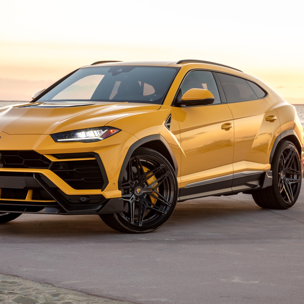 Автомобиль Lamborghini Urus у воды 