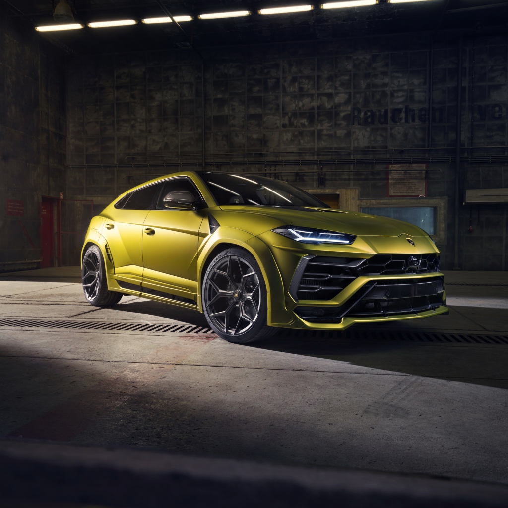 Автомобиль Lamborghini Urus в ангаре 