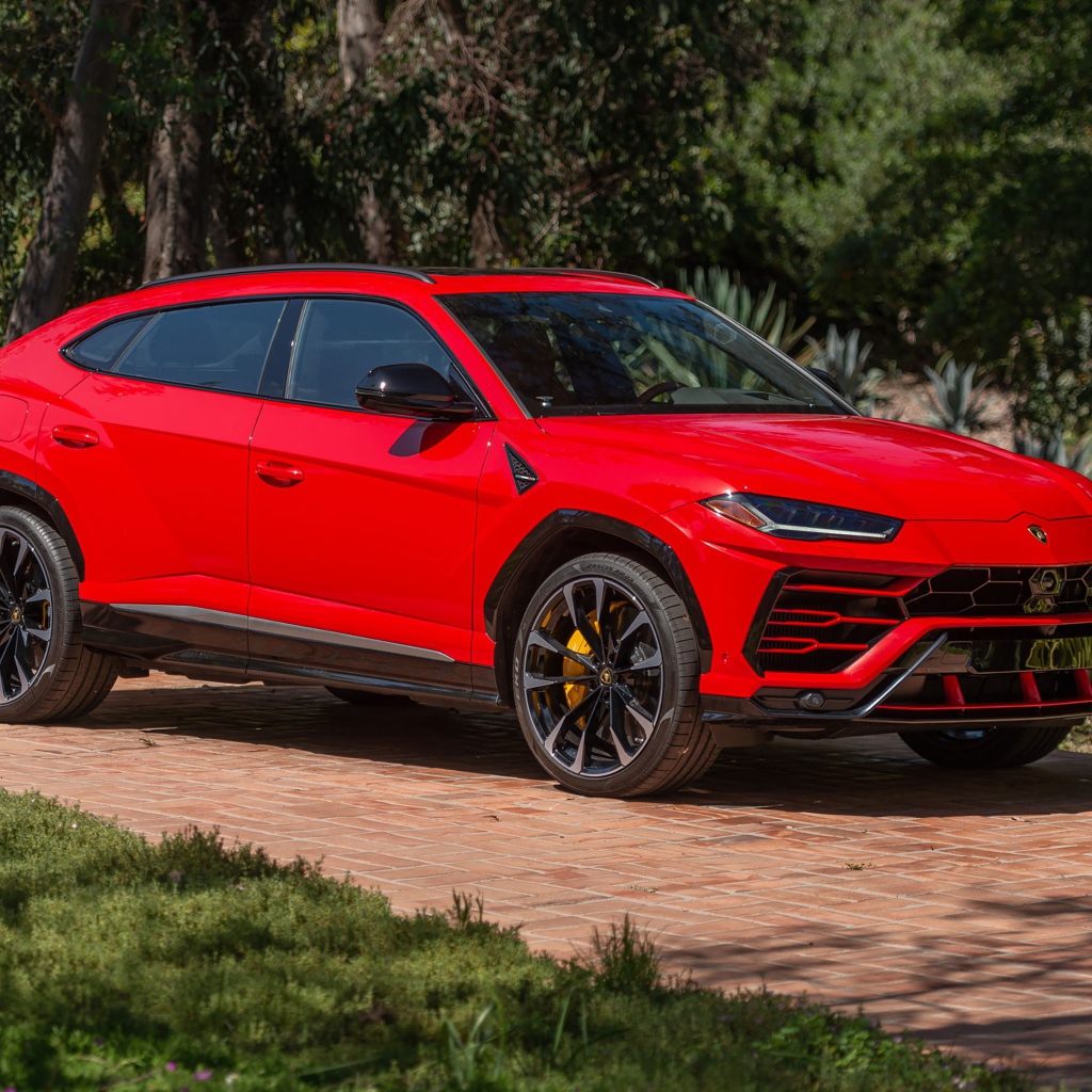 Красный Lamborghini Urus Shiny в парке 