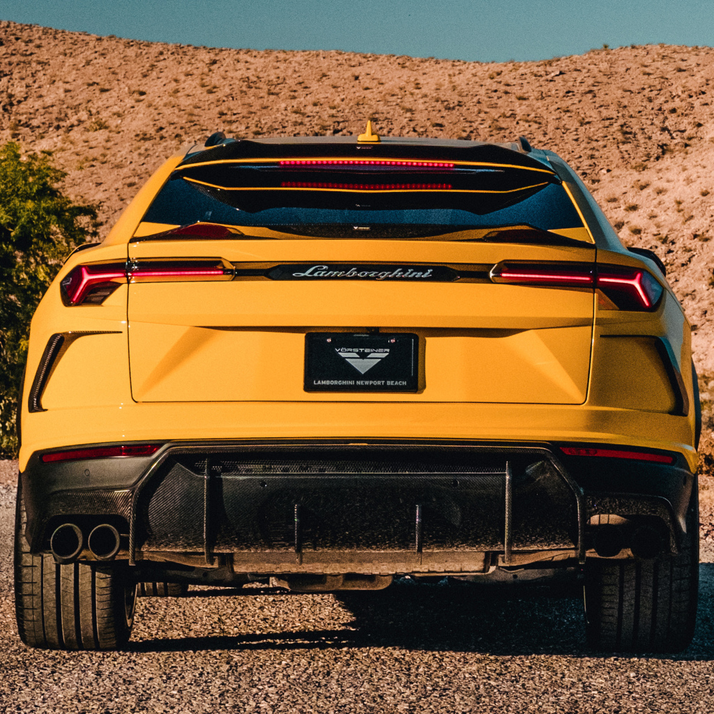 Желтый автомобиль Lamborghini Urus 2019 года вид сзади