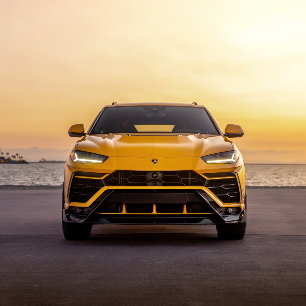 Желтый внедорожник  Lamborghini Urus у воды 