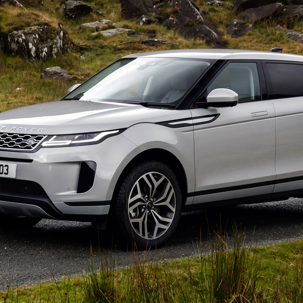Внедорожник Range Rover Evoque P300e S 2020 года на дороге