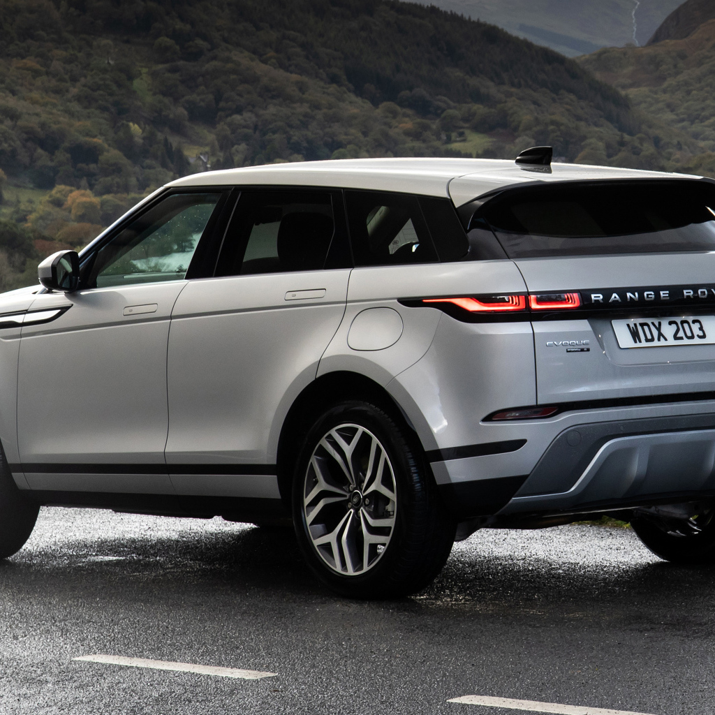 Серебристый автомобиль Range Rover Evoque P300e S 2020 года вид сзади