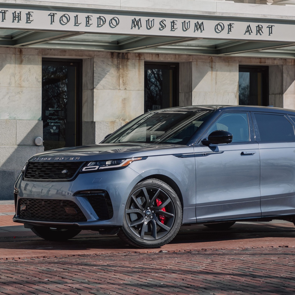 Внедорожник Range Rover Velar, 2020 года у здания музея 