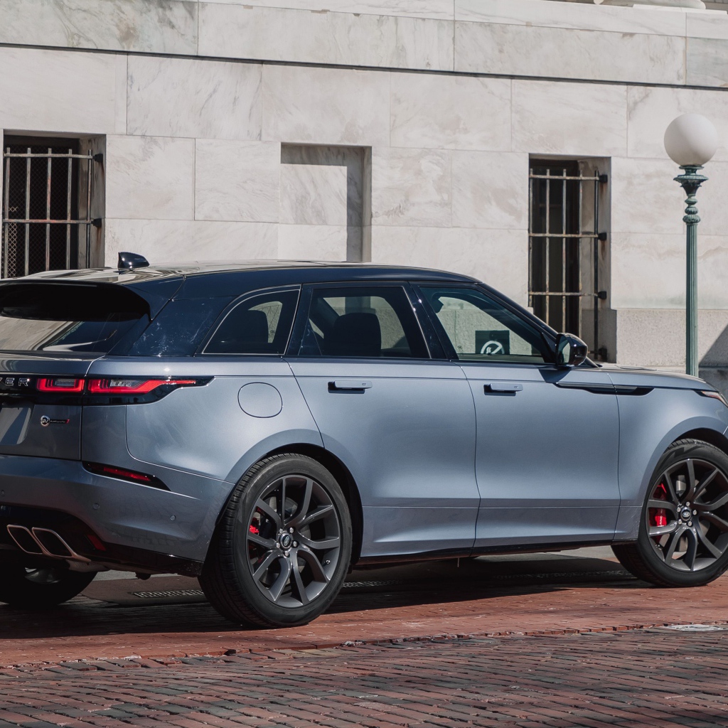 Серебристый автомобиль Range Rover Velar, 2020 года 