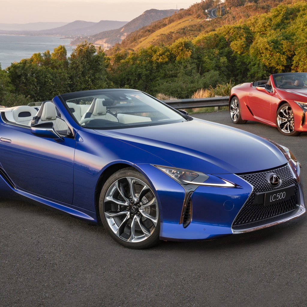 Синий автомобиль Lexus LC 500 Convertible 2020 года 