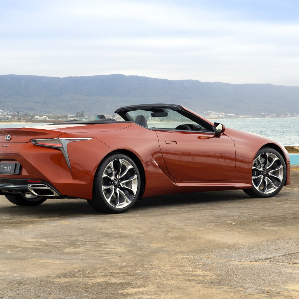 Красный кабриолет Lexus LC 500 Convertible 2020 года у воды 