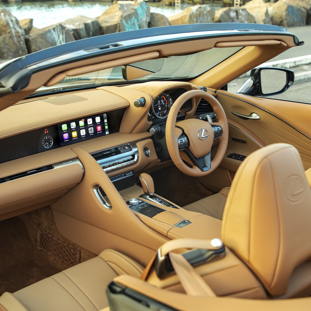 Кожаный салон автомобиля Lexus LC 500 Convertible 2020 года 