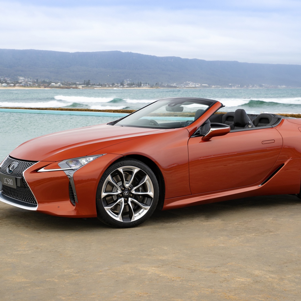 Красный кабриолет Lexus LC 500,  2020 года у воды 