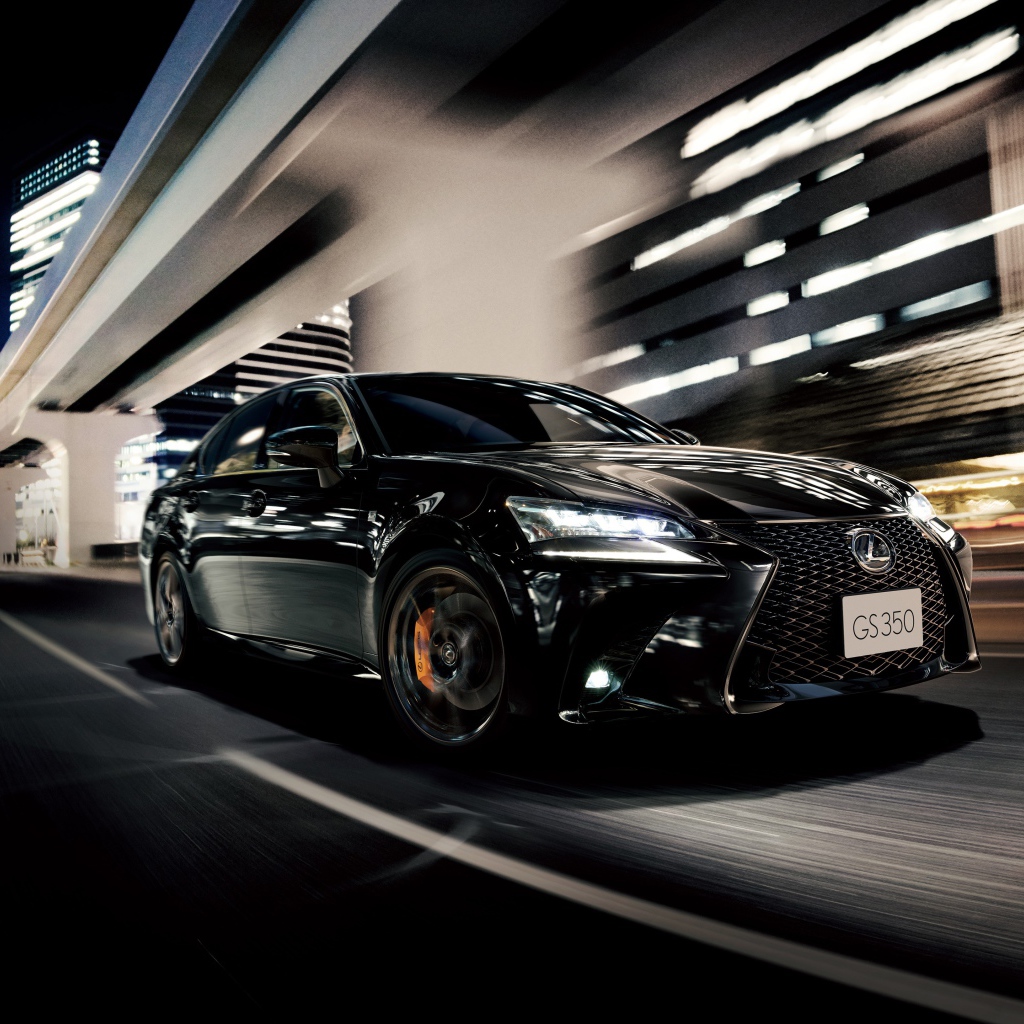 Черный автомобиль Lexus GS 350 Eternal Touring 2020 года едет под мостом 