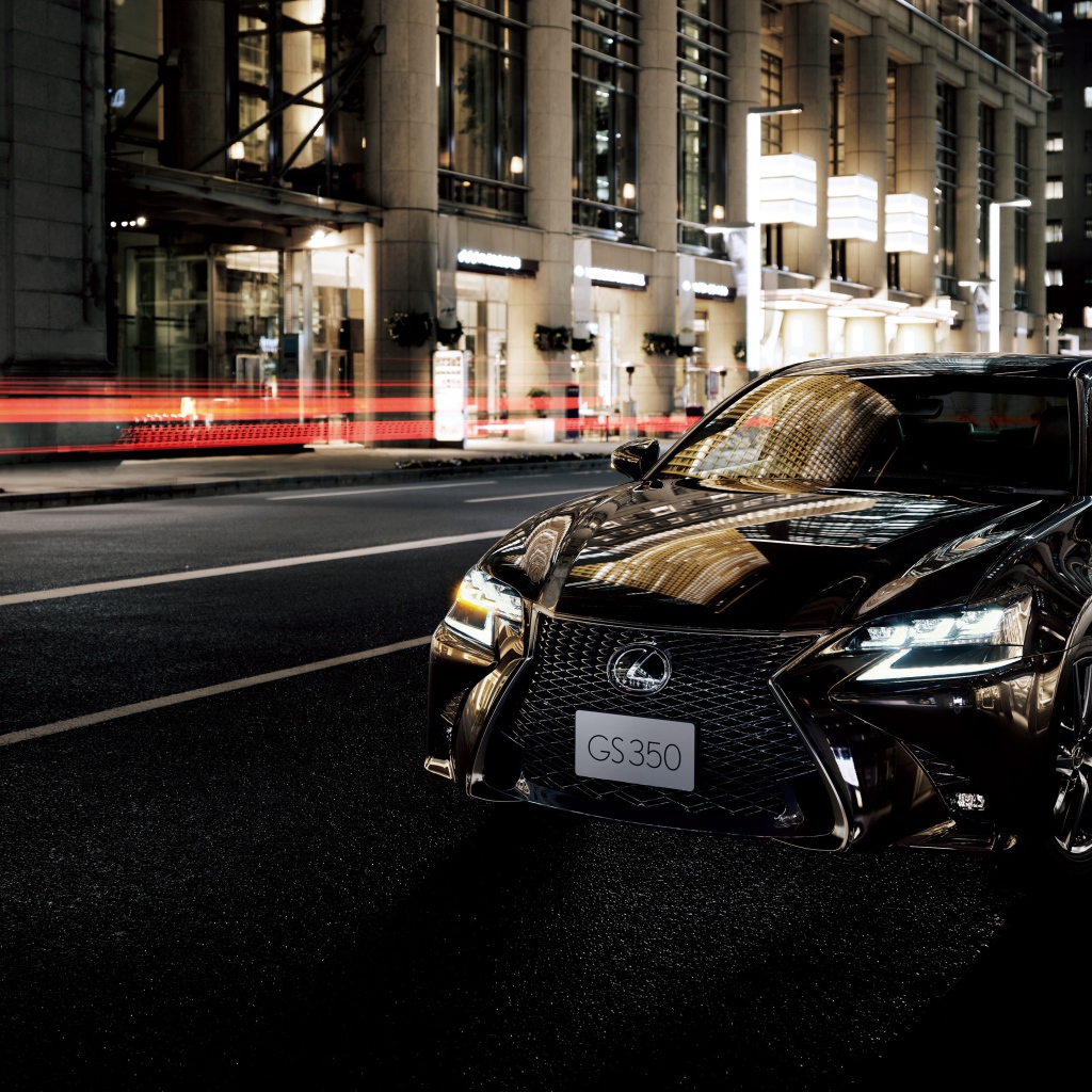 Черный автомобиль Lexus GS 350 Eternal Touring 2020 года на улице города ночью