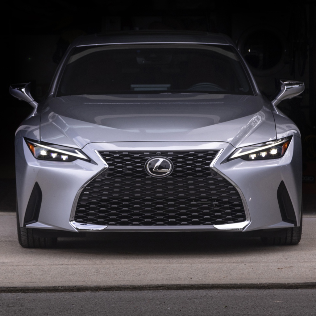 Серебристый автомобиль  Lexus IS 300 AWD, 2021 года в гараже