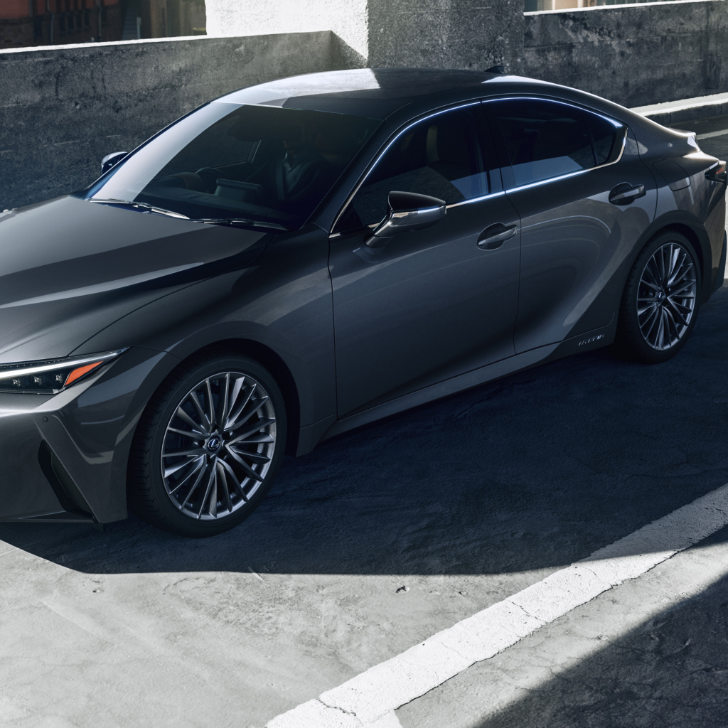 Автомобиль Lexus IS 300h 2021 года на дороге