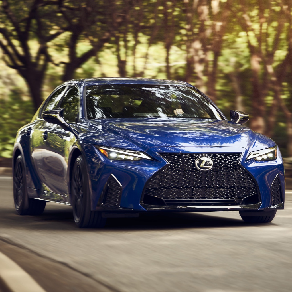 Синий автомобиль  Lexus IS 350 F SPORT, 2021 года на трассе 