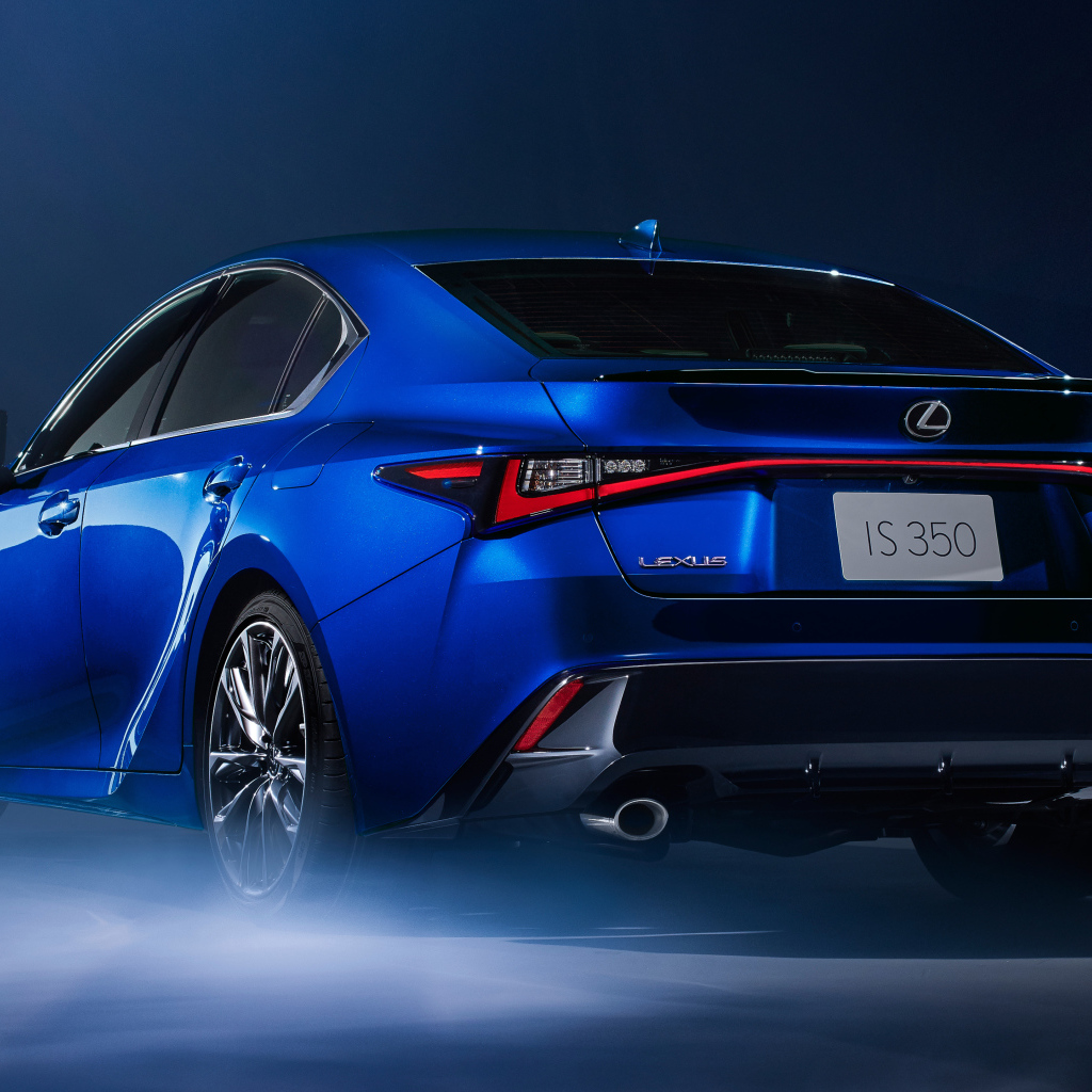Синий автомобиль Lexus IS 350 F SPORT 2021 года вид сзади