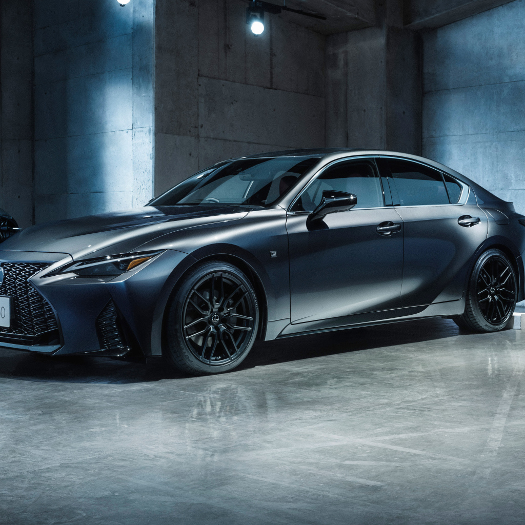 Серебристый Lexus IS 350 F SPORT 2021 года в гараже