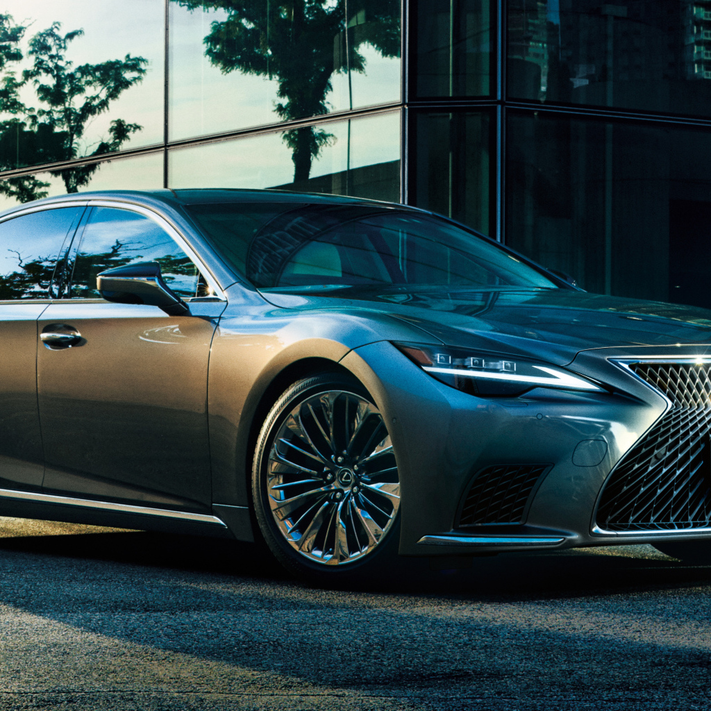 Автомобиль Lexus LS 500h 2021 года у здания