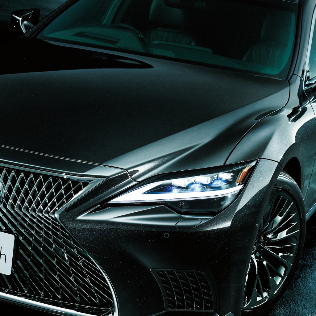 Автомобиль Lexus LS 500h 2021 года крупным планом