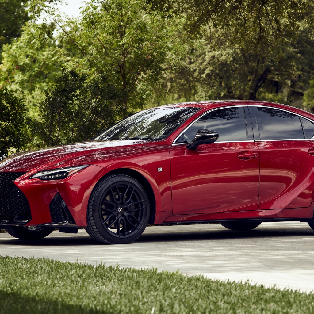 Красный автомобиль  Lexus IS 350 AWD F SPORT, 2021 года вид сбоку