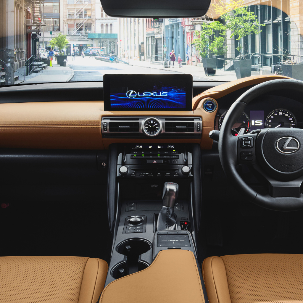 Салон автомобиля Lexus IS 300h 2021 года