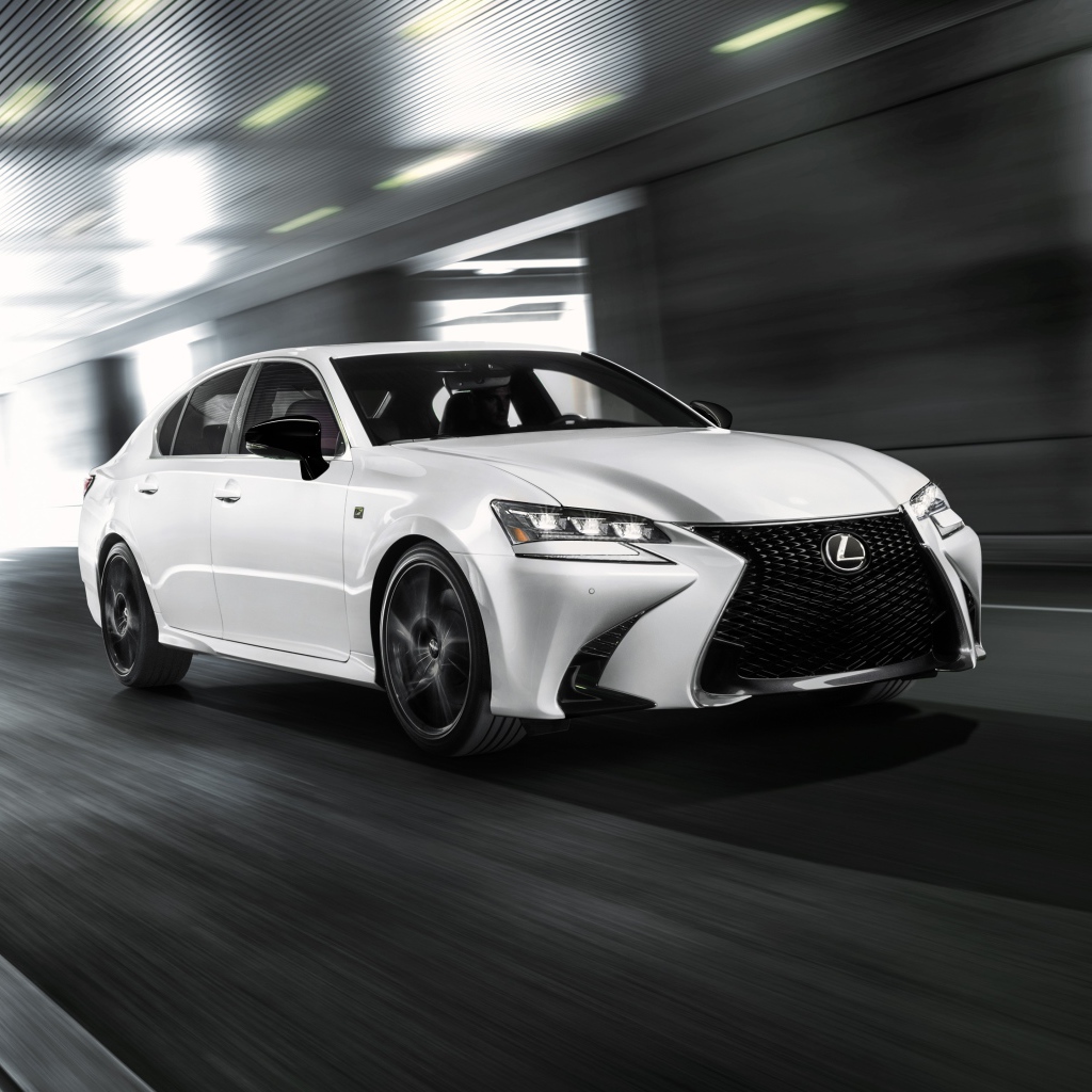 Белый автомобиль Lexus GS 350 F, 2020 года на трассе 