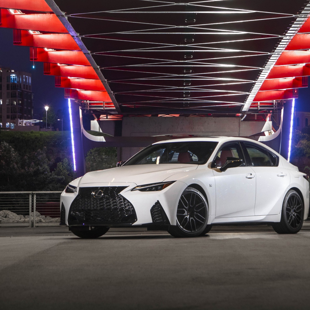 Белый автомобиль  Lexus IS 350 F SPORT, 2021 года под мостом
