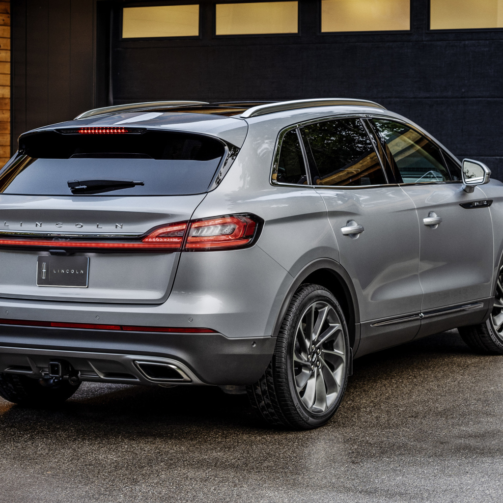Внедорожник Lincoln Nautilus 2021 года вид сзади