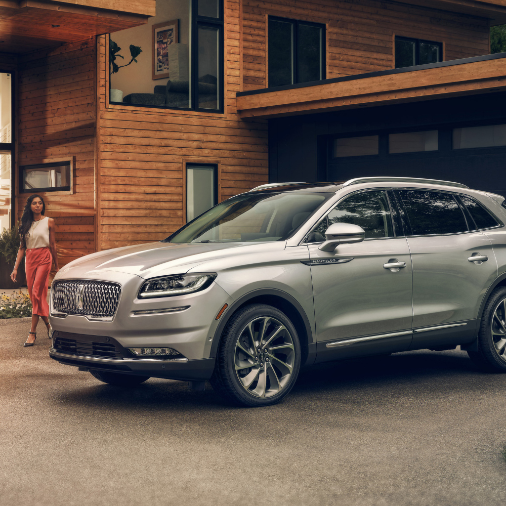 Автомобиль  Lincoln Nautilus  2021 года у дома