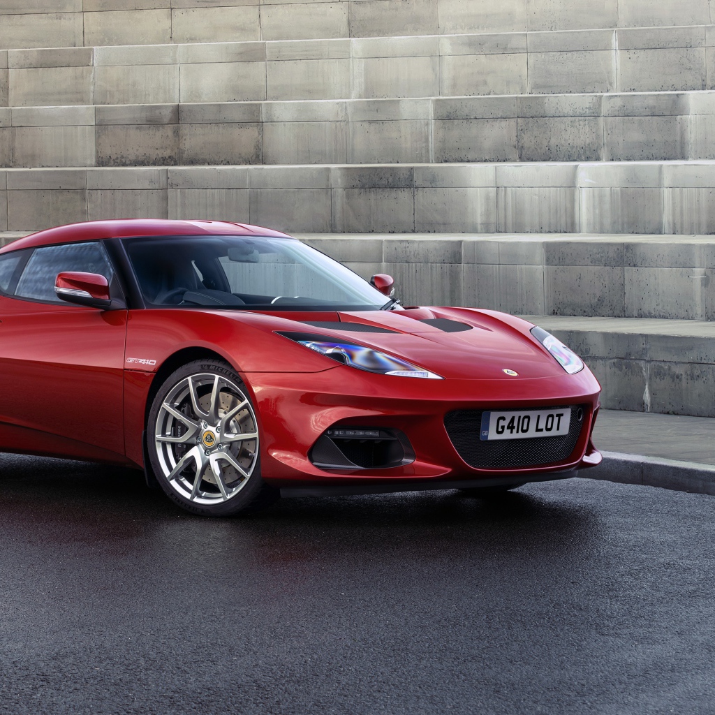 Быстрый красный автомобиль Lotus Evora GT410 2020 года у ступенек 