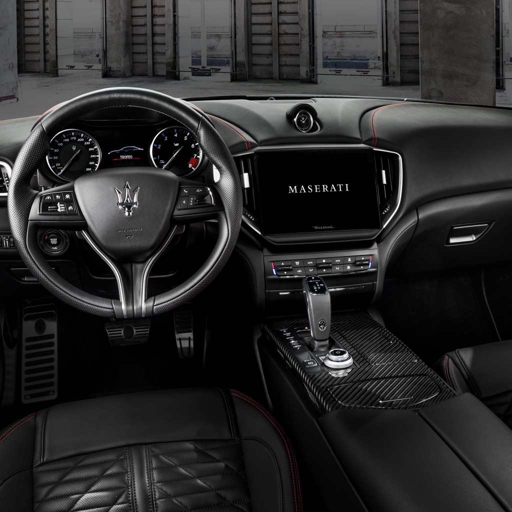 Черный кожаный салон Maserati Ghibli Trofeo 2020 года 